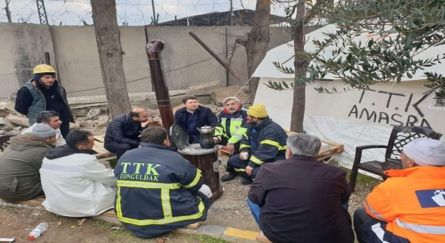 Yılmaz Tunç madenci kurtarma ekiplerini ziyaret etti