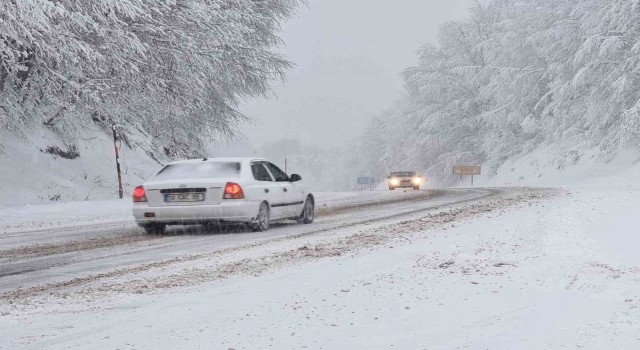 Yoğun kar yağışı, Kocayayla Geçidinde sürücülere zor anlar yaşatıyor