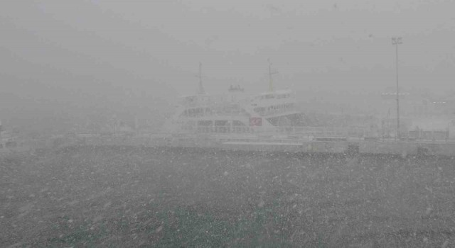 Yoğun kar yağışı nedeniyle Çanakkale-Kilitbahir seferleri durduruldu