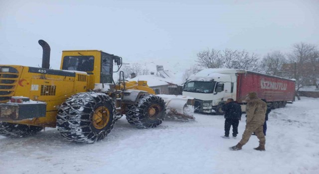 Yolda kalan tırın yardımına ekipler yetişti