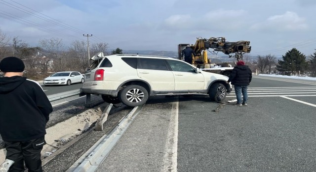 Yoldan çıkan cip bariyerlere çarptı: 2 yaralı