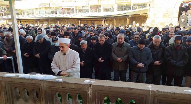 Yozgatta depremlerde hayatını kaybedenler için gıyabi cenaze namazı kılındı