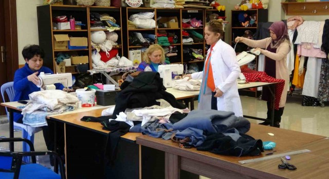 Yozgatta kadınlar depremzedeler için kıyafet dikiyor