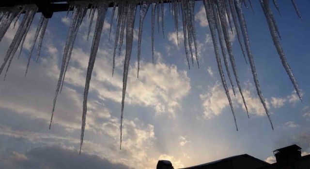 Yüksekovada çatılardan sarkan buz sarkıtları 1 metreyi geçti