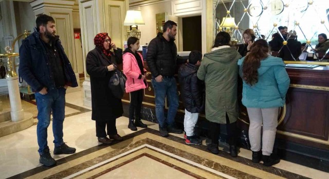 Yüzlerce depremzede Vandaki otellere yerleştirildi