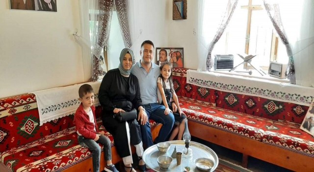 Yüzlerce kişi cenazeye akın etti, aileden geriye kalan o fotoğrafları görenler gözyaşlarını tutamadı
