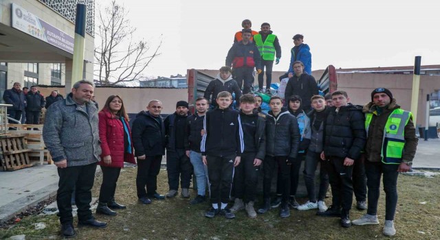 Zabıta Müdürlüğü personelinden depremzedelere yardım