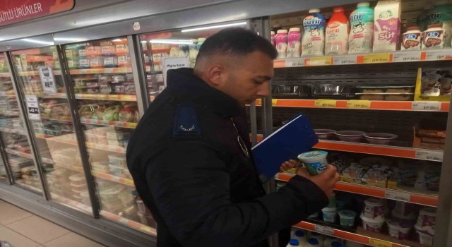 Zabıtalar market ve alışveriş merkezlerinde denetim yaptı