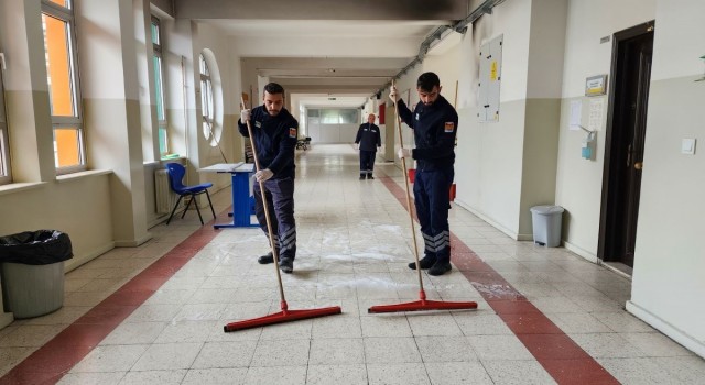 Zeytinburnunda tertemiz okullar öğrencileri bekliyor