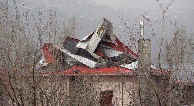 107 kilometre hıza ulaşan şiddetli fırtına çatıları uçurdu