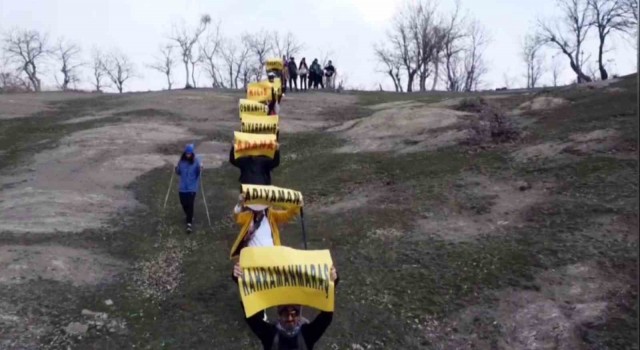 11 ilin isminin yazdığı pankartlarla doğa yürüyüşü