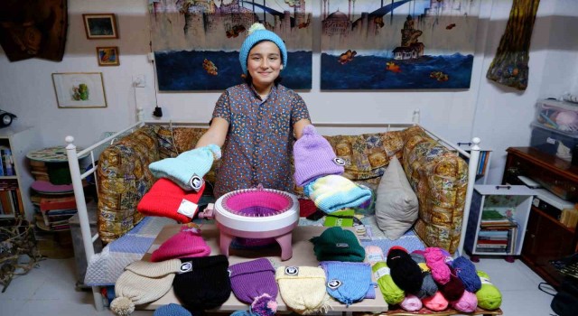 12 yaşındaki Ege, depremzede akranları üşümesin diye atkı ve bere örüyor