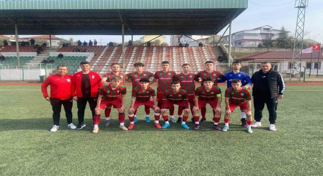1308 Osmaneli Belediyespor şampiyonluk kupasını aldı