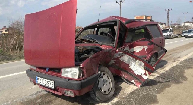 2 otomobil çarpıştı: 2 yaralı
