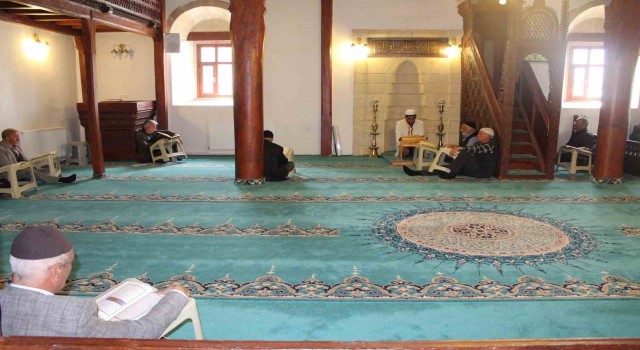 211 yıllık camide asırlık mukabele geleneği devam ediyor