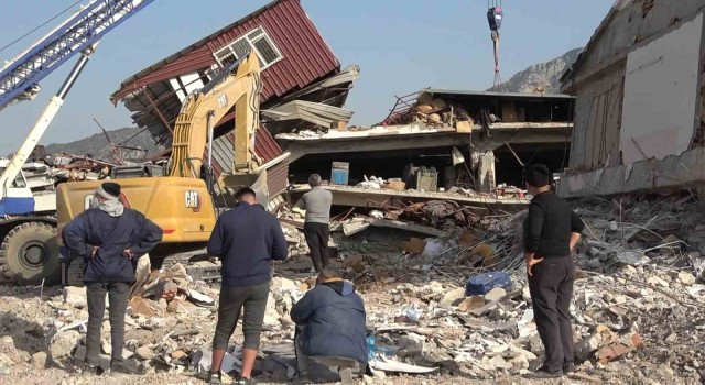 30 yıl çalıştıkları dükkanların enkaz kaldırma çalışmalarını izlediler