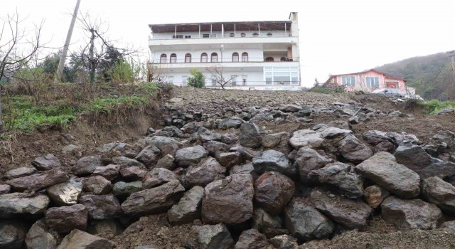 4 katlı aparmanı heyelan tehdit ediyor