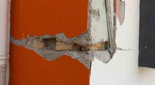 4 yıllık binanın kolon ve kiriş aralarında tahta parçaları çıktı