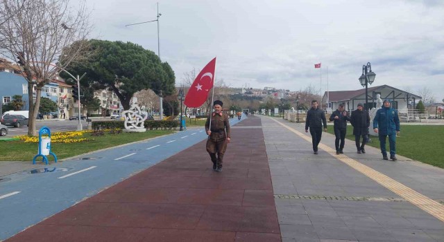 5 yıldır askeri kıyafetle Çanakkaleye yürüyor