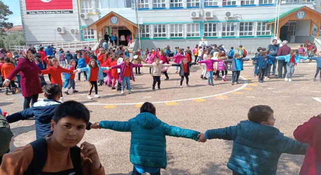 5.3lük artçı depremde öğrencileri, öğretmenler sakinleştirdi