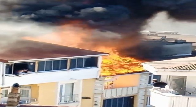 6 binanın çatısı alev alev yandı