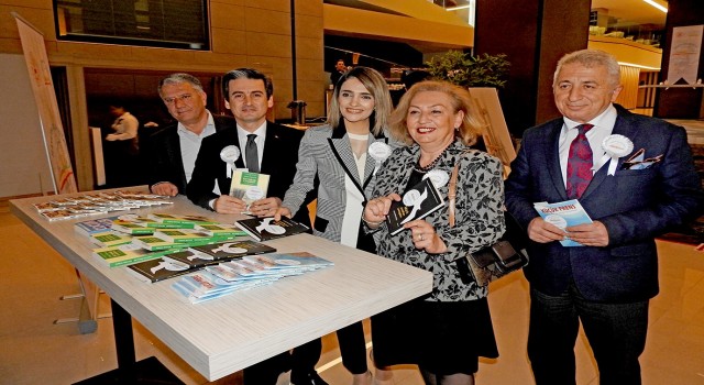 6 saat TV izliyor, 4 saat internette vakit geçiriyor, 1 dakika kitap okuyoruz