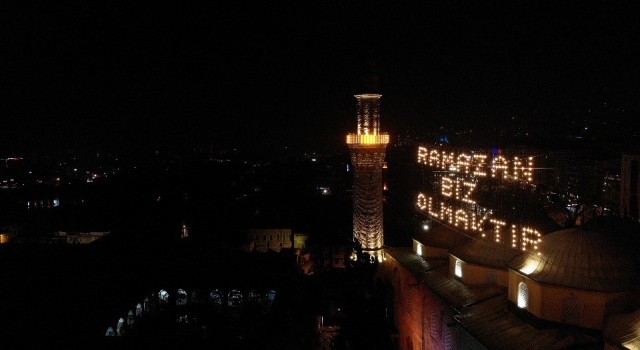 624 yıllık Ulu Camiye asılan Ramazan mahyası geceyi aydınlattı