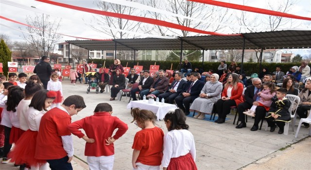 “7. Geleneksel Şanlı Bayrağım” sergisi okul bahçesinde gerçekleşti