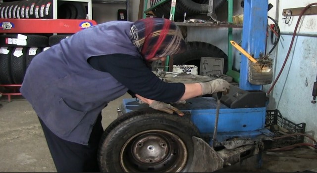 83 yaşındaki Vesile Teyze Oto Lastik Tamirciliği mesleğini gelinine devretti