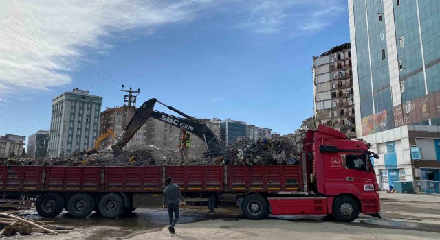 89 kişinin hayatını kaybettiği Diyar Galeria İş Merkezinin enkazından demir yığınları çıkartılıyor
