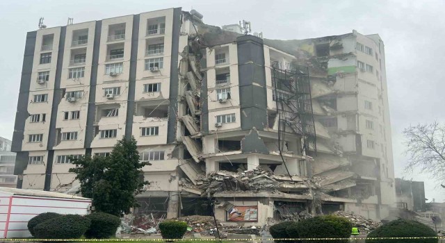 Adana Ceyhanın çarşı merkezdeki en büyük binası kontrollü olarak yıkıldı