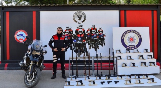 Adanada polisin yakaladığı 36 hırsız tutuklanırken, 125 adet ruhsatsız silah ele geçirildi
