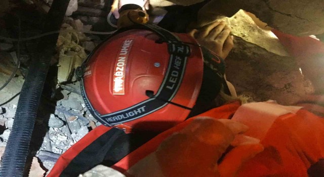 Adıyamanda 3 çocuğunun cansız bedeni ile enkaz altından çıkan Naime teyzeyi UMKE ekipleri unutamıyor