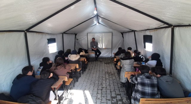 Adıyamanda bin öğrenci çadır sınıflarda destek ve yetiştirme kurslarına başladı
