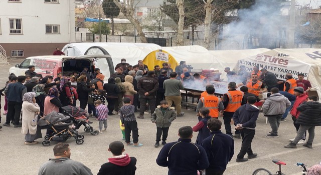 Adıyamanda depremzedelere kebap dağıtıldı