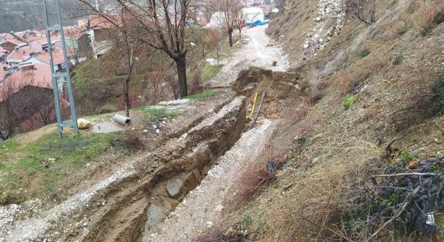 Adıyamanda heyelan 1 iş makinesi ve otomobili yuttu