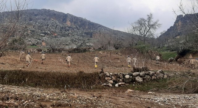 Adıyamanda selde kaybolan 2 aylık hamile olan hemşire ve kızının arama çalışmaları 4. günde de sürüyor