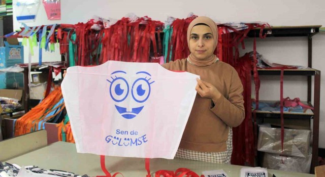 Afetzede çocuklara göndermek için uçurtma üretiyorlar