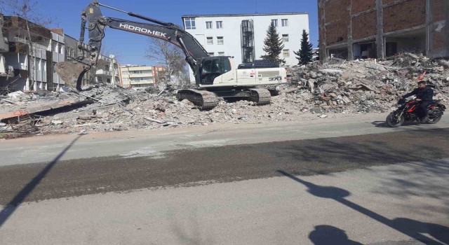 Afyonkarahisar Özel İdare ekipleri deprem bölgesinde enkaz kaldırma çalışmalarını sürdürüyor