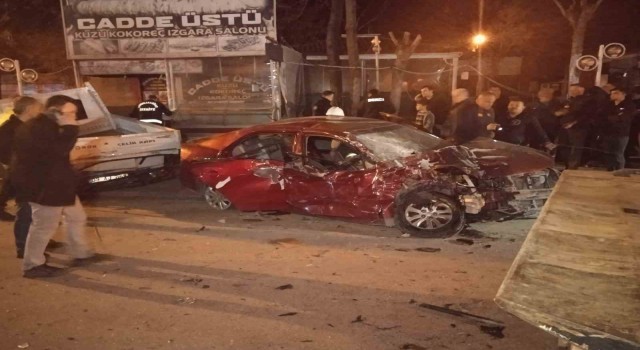 Afyonkarahisarda 16 yaşındaki sürücü park halindeki iki araca çarptı: 1 ölü, 4 yaralı