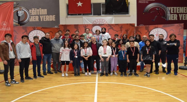 Afyonkarahisarda badminton turnuvası tamamlandı
