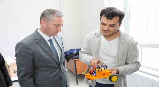 Ağrı İl Milli Eğitim Müdürü Kökrek, “Ağrının Zirvesinde Teknoloji Yarışması”nın çalışmalarını inceledi