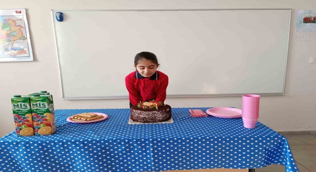 Ağrıda ilkokul öğrencisi Hiranura doğum günü sürprizi