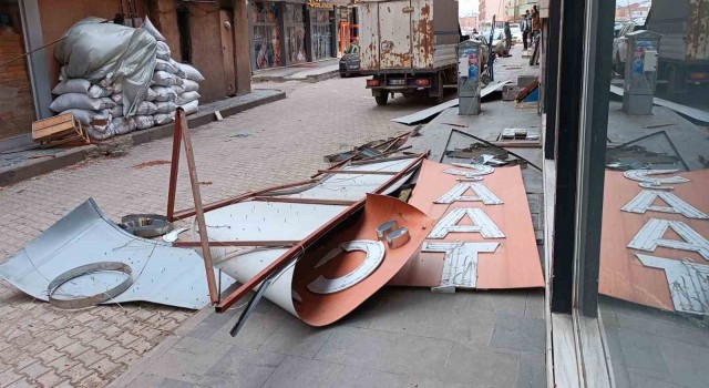 Ağrıda şiddetli fırtına çatı ve tabelaları yerinden söktü