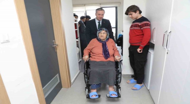 Ağrıda yaşlı depremzede kadına tekerlekli sandalye verildi