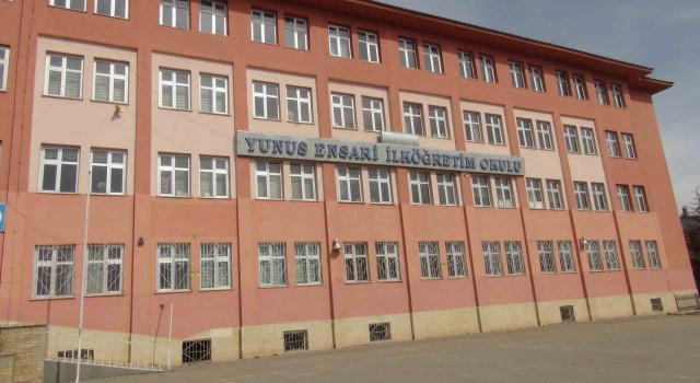Ahlatta bir okul deprem tedbirleri çerçevesinde boşaltıldı