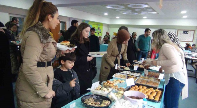 Ahlatta depremzedeler yararına hayır panayırı kuruldu