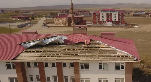 Ahlatta fırtına okul çatılarını uçurdu