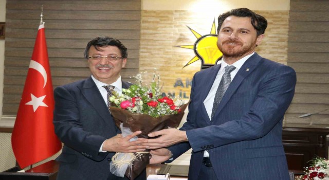 AK Partinin çiçeği burnunda Van İl Başkanını taşıyan uçakta flap arızası