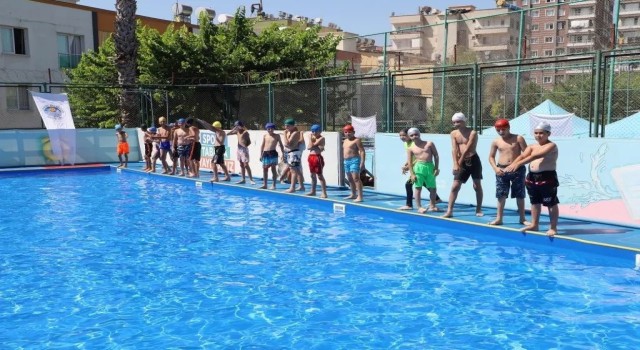 Akdenizde açılan kurslarla 3 yılda 10 bin çocuk yüzme öğrendi